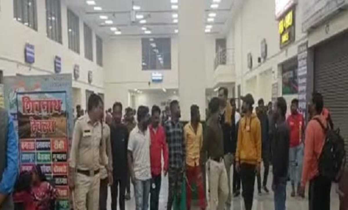 बस स्टैंड में यात्रियों को धमकाने वालों का निकाला जुलूस, कान पकडक़र मांगे माफी