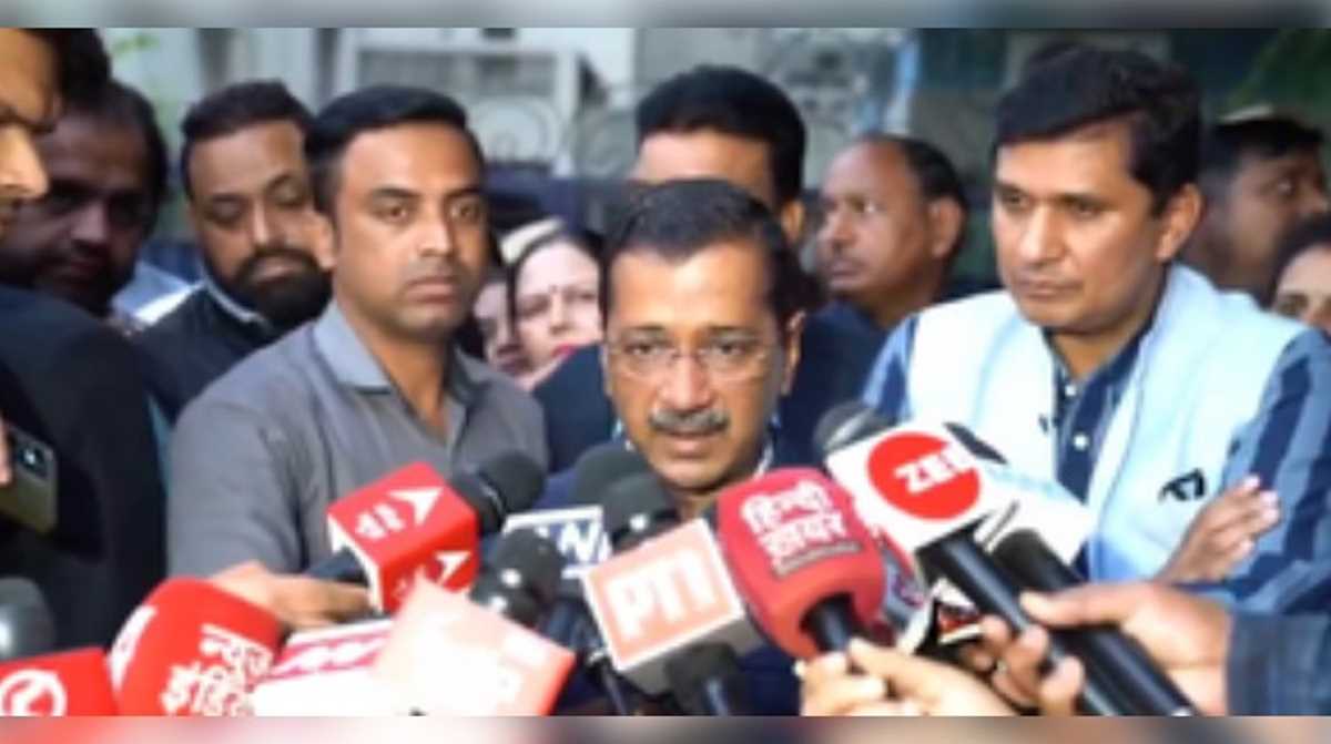 बुजुर्ग की हत्या मामले में परिवार से मिले केजरीवाल, कानून-व्यवस्था को लेकर केंद्र पर बरसे