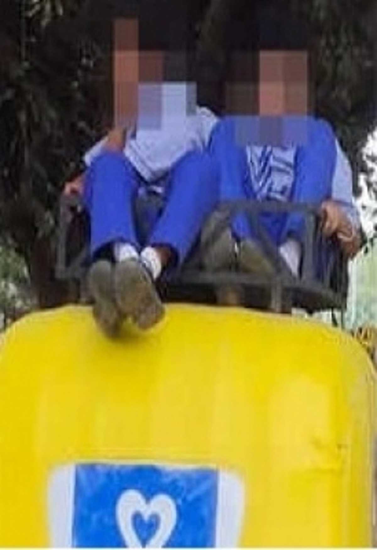 यूपी : बच्चों को ऑटो की छत बिठाकर ले जाने वाले ड्राइवर पर मामला दर्ज