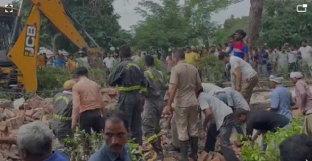 नोएडा के जलवायु विहार में बाउंड्री वॉल गिरी, 4 लोगों की मौत, कई गंभीर