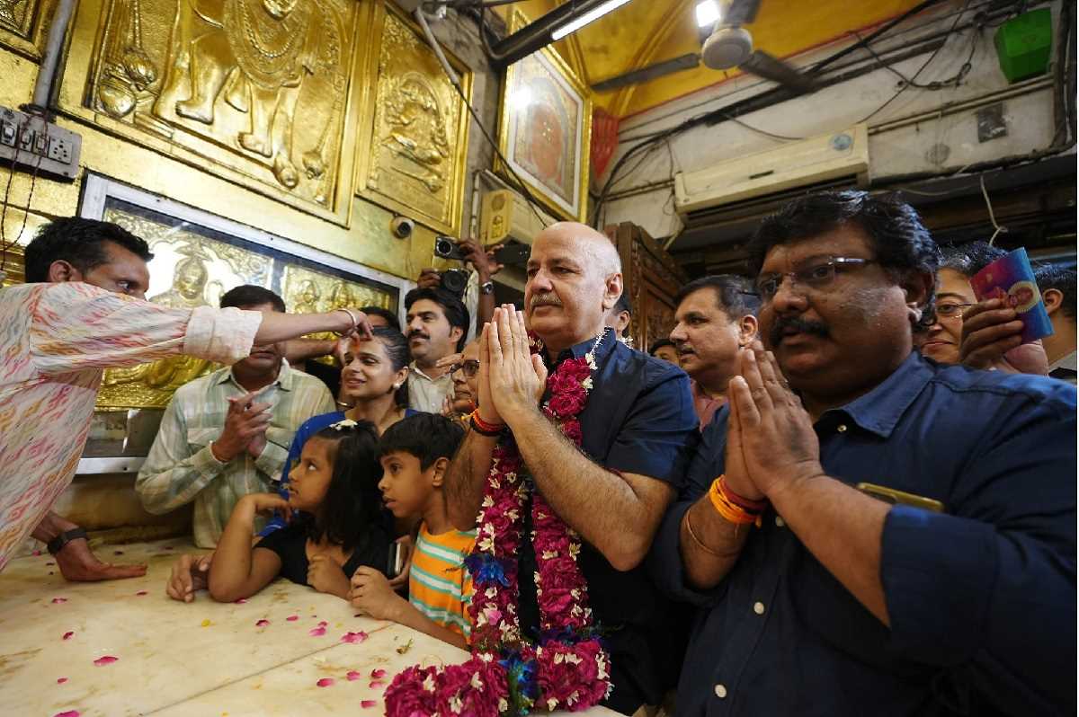 परिवार और साथियों के साथ दिल्ली में कनॉट प्लेस के हनुमान मंदिर पहुंचे सिसोदिया परिवार और साथियों के साथ दिल्ली में कनॉट प्लेस के हनुमान मंदिर पहुंचे सिसोदिया