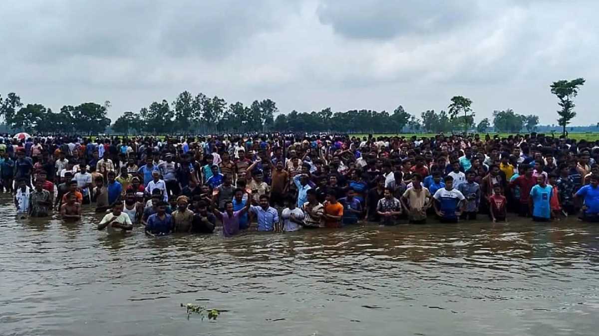 बांग्लादेशी घुसपैठियों को पश्चिम बंगाल सीमा पर बीएसएफ ने रोका