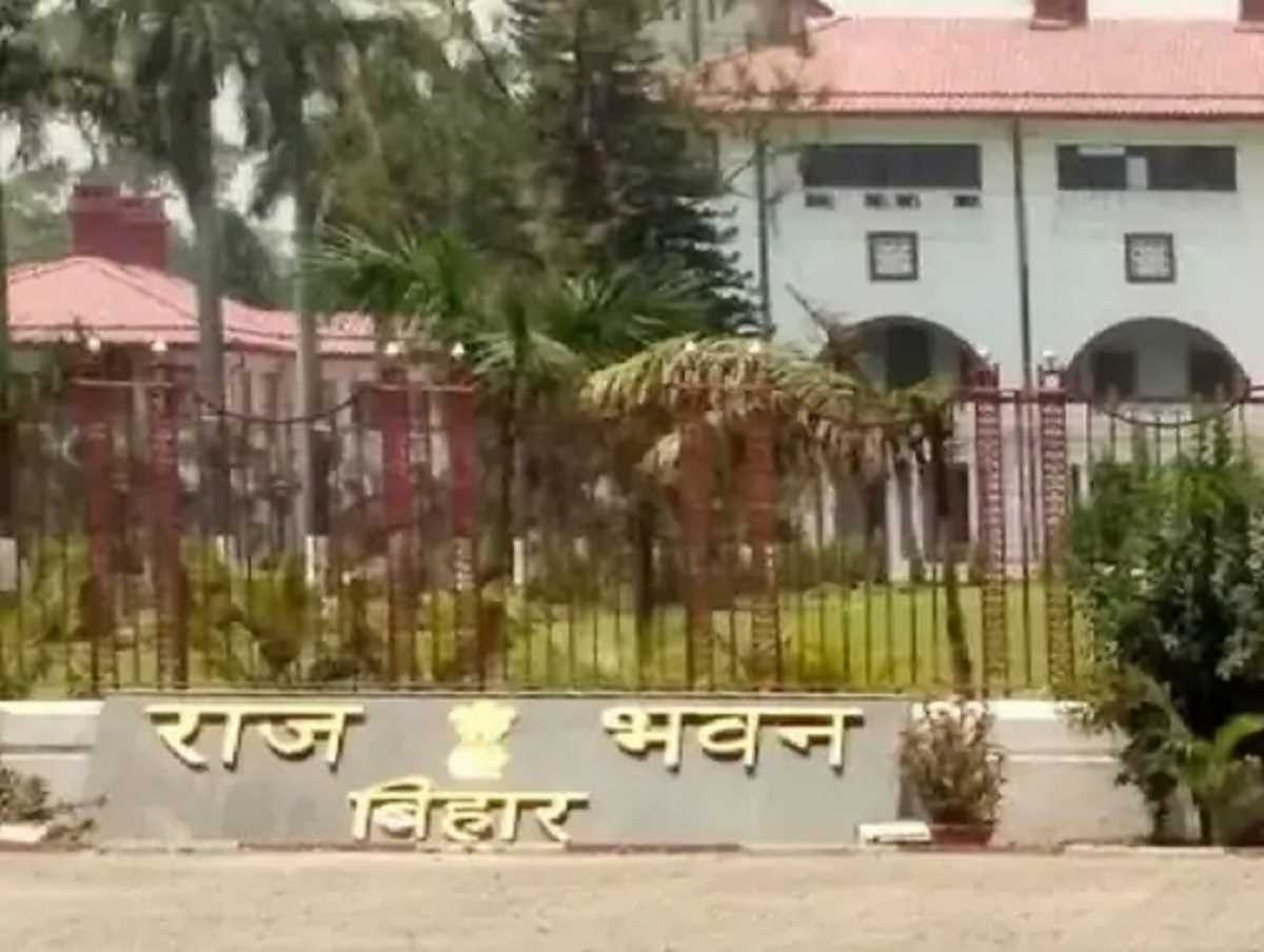 बिहार में नीतीश के खिलाफ भाजपा पहुंची राजभवन, राज्यपाल को सौंपा ज्ञापन