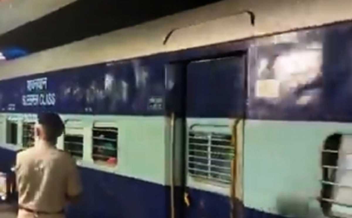 वाराणसी में चलती ट्रेन से गिरकर बाप-बेटी की मौत वाराणसी में चलती ट्रेन से गिरकर बाप-बेटी की मौत