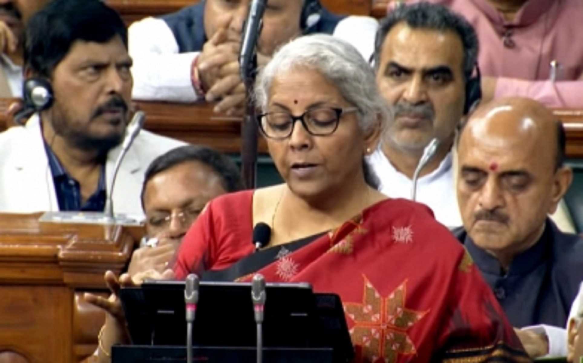 बजट में वित्तमंत्री ने की कई बड़ी घोषणाएं, जानिए बजट की 10 प्रमुख बातें