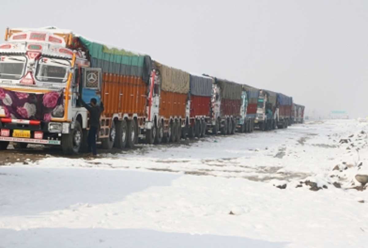 श्रीनगर-जम्मू राजमार्ग पर पिछले 24 घंटों में फलों से लदे 8,820 ट्रक गए