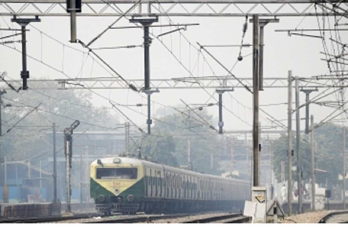 Indian Railway: कोहरे के चलते ट्रेनों की रफ्तार पर ब्रेक,देश भर में 135 ट्रेनें रद्द, 95 ट्रेनें लेट