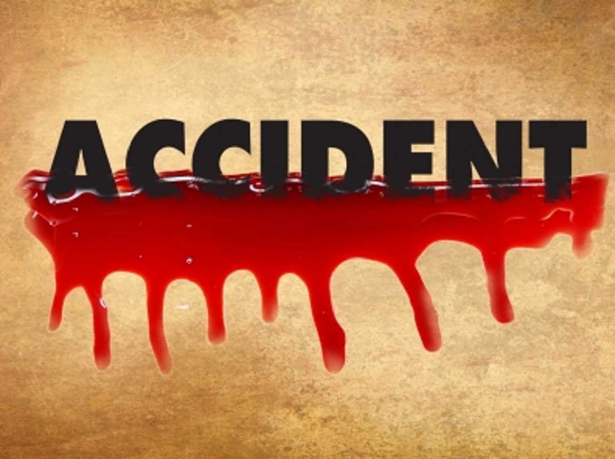 प्रयागराज: अनियंत्रित कार बिजली के खंभे से टकराई, हादसे में 4 महिलाओं समेत 5 की मौत