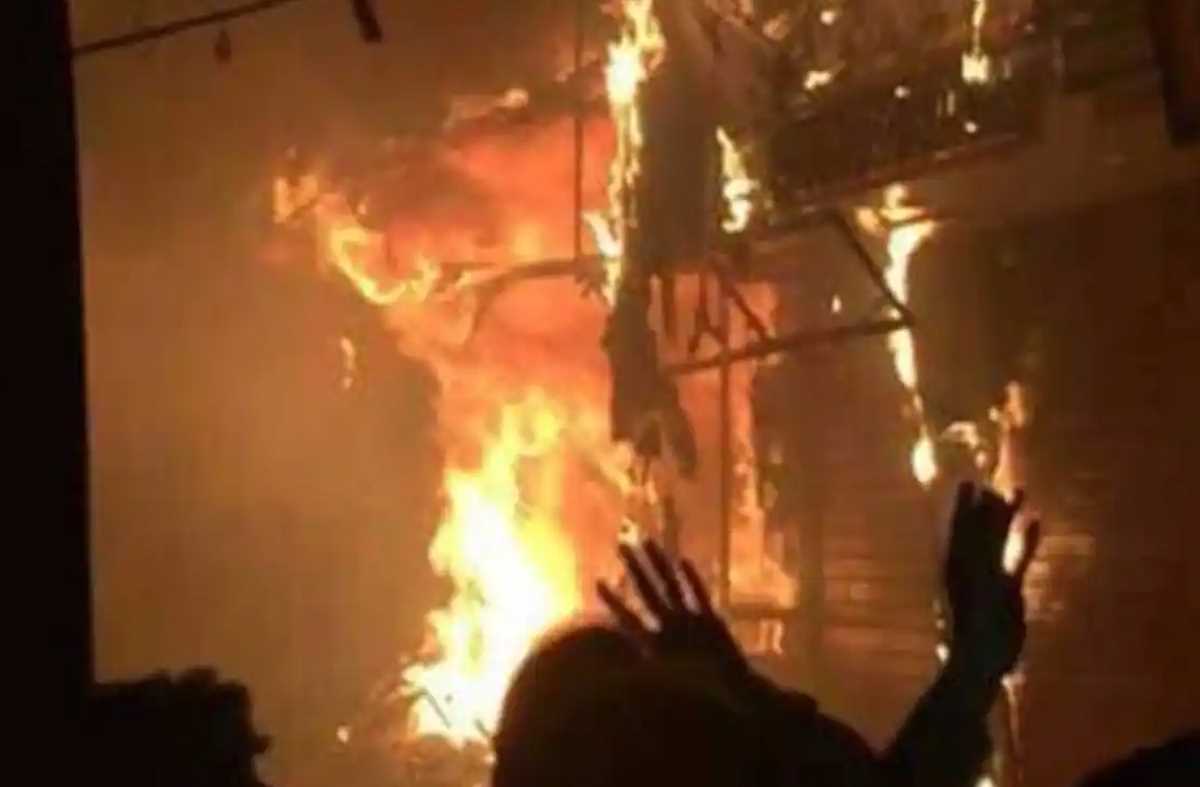 दिल्ली के चांदनी चौक में कपड़े की दुकान में लगी आग, 40 दमकल गाड़ियां बुझाने में जुटीं