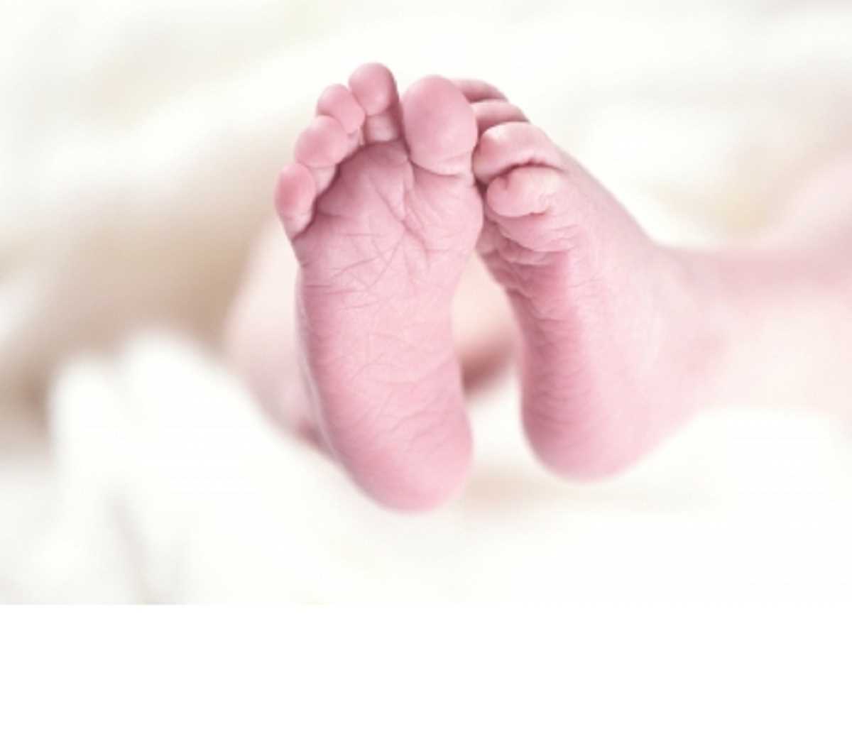 भर्ती करने से किया इनकार, महिला ने अस्पताल के बाहर दिया बच्चे को जन्म