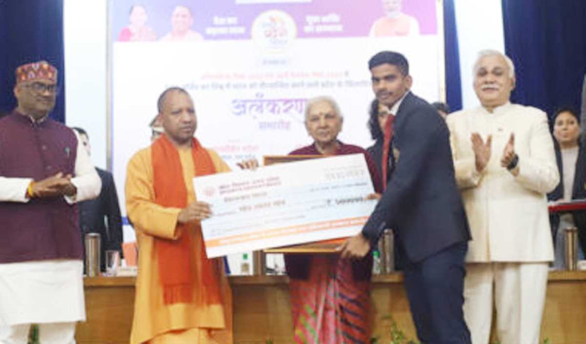 हार पर निराश न हों, जीत पर आडंबर न पालें: राज्यपाल