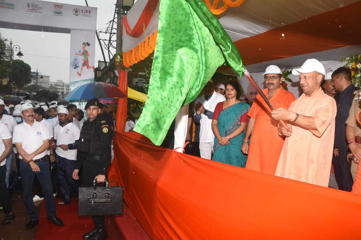 सीएम योगी ने बारिश के बीच नमो प्लॉगेथॉन को हरी झंडी दिखाई
