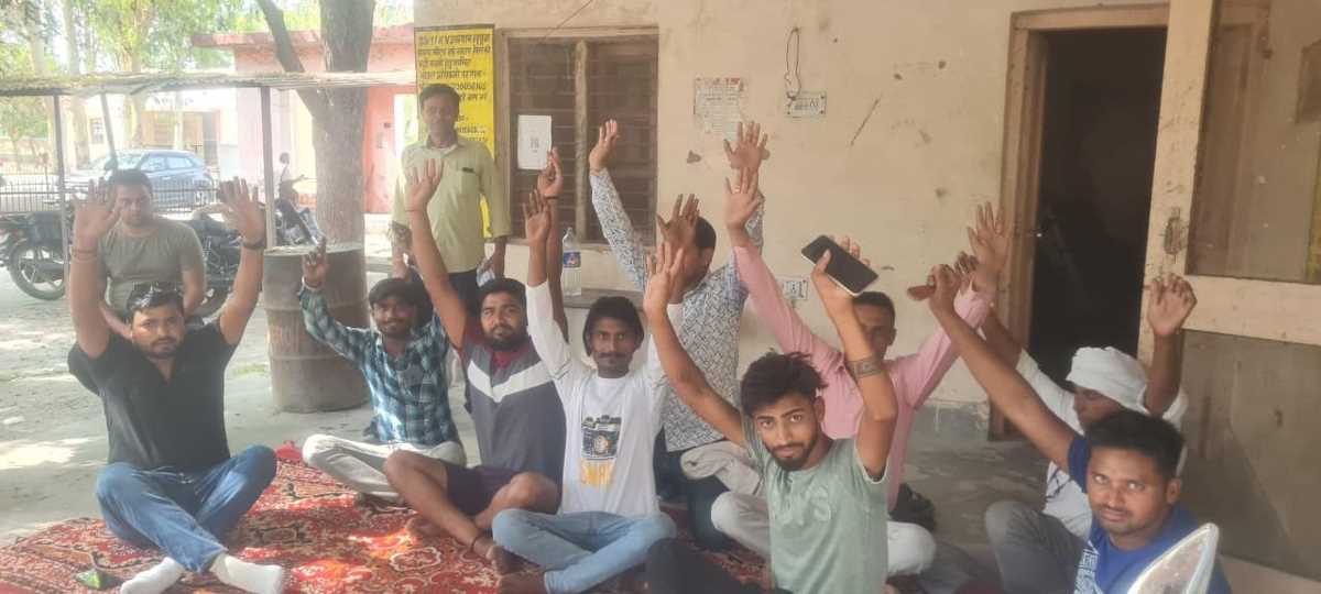 रबूपुरा : जांच करने गई विद्युत टीम से अभद्रता, कर्मचारी धरने पर बैठे रबूपुरा : जांच करने गई विद्युत टीम से अभद्रता, कर्मचारी धरने पर बैठे