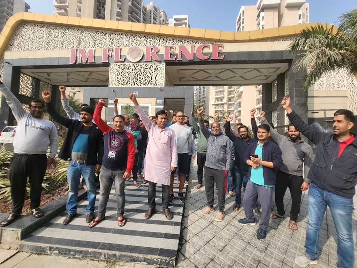 निवेशकों ने रजिस्ट्री व घर देने की मांग को लेकर किया प्रदर्शन