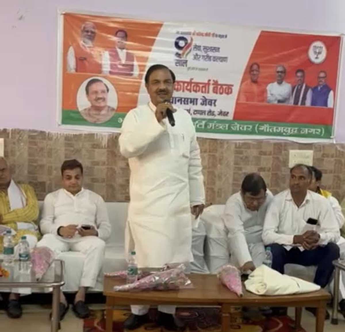 सांसद व जिला पंचायत अध्यक्ष ने वरिष्ठ कार्यकर्ताओं को किया सम्मानित सांसद व जिला पंचायत अध्यक्ष ने वरिष्ठ कार्यकर्ताओं को किया सम्मानित