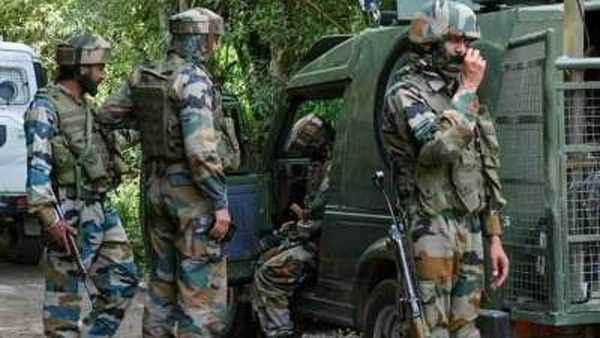 पुलवामा में सुरक्षा बलों से मुठभेड़ 2 आतंकवादी मारे गए
