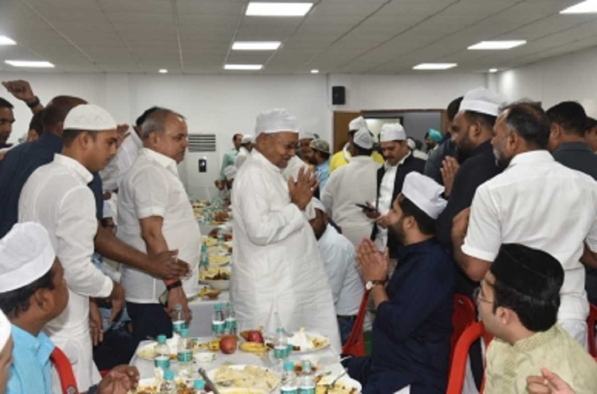 नीतीश के दावत- ए -इफ्तार के बाद अब तेजस्वी की तैयारी नीतीश के दावत- ए -इफ्तार के बाद अब तेजस्वी की तैयारी