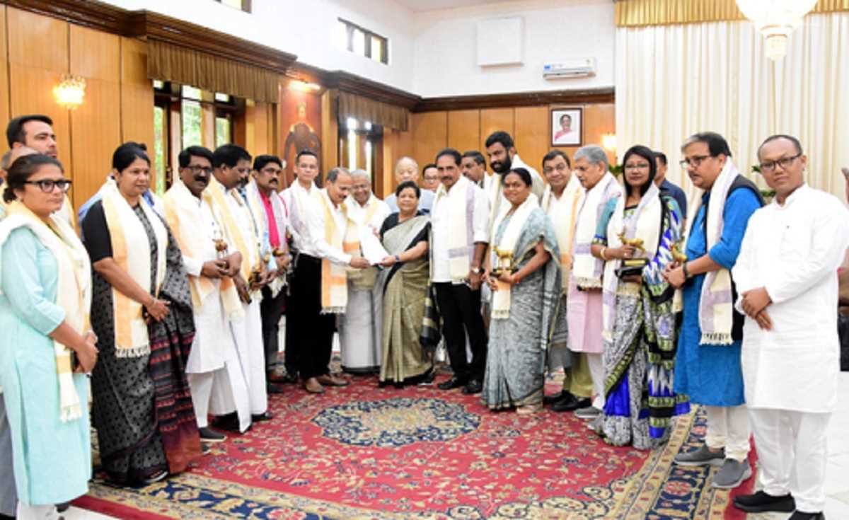 इंडिया के सांसदों ने मणिपुर हिंसा को राष्ट्रीय सुरक्षा का मुद्दा बताया, पीएम की उदासीनता पर सवाल इंडिया के सांसदों ने मणिपुर हिंसा को राष्ट्रीय सुरक्षा का मुद्दा बताया, पीएम की उदासीनता पर सवाल