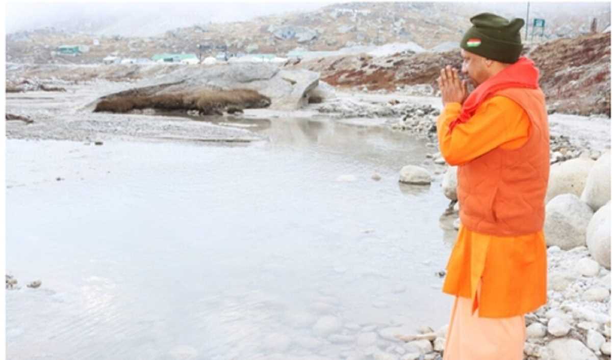 बद्रीनाथ धाम में योगी आदित्यनाथ ने की पूजा अर्चना, गुरुओं का किया पिंड दान