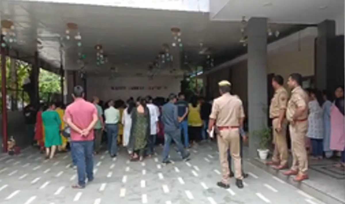 नोएडा : बच्ची से स्कूल में हुए बैड टच मामले ने पकड़ा तूल, प्रिंसिपल को हटाने की मांग