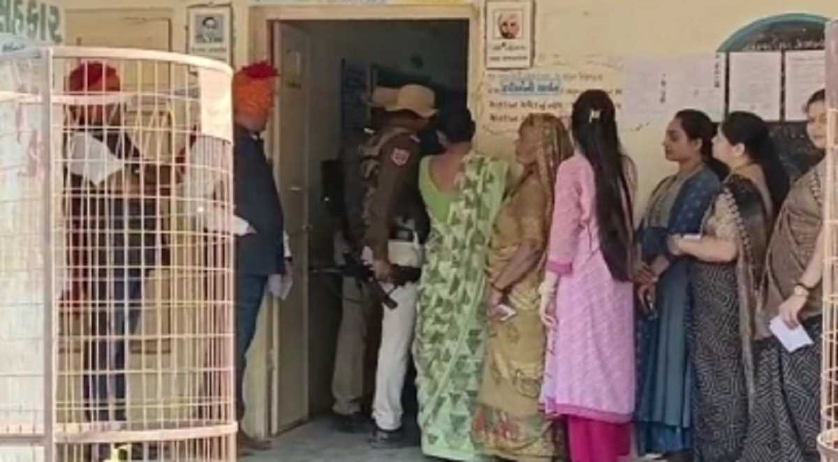 गुजरात : भाजपा नेता का 60 सदस्यीय परिवार जुलूस के रूप में मतदान केंद्र पहुंचा