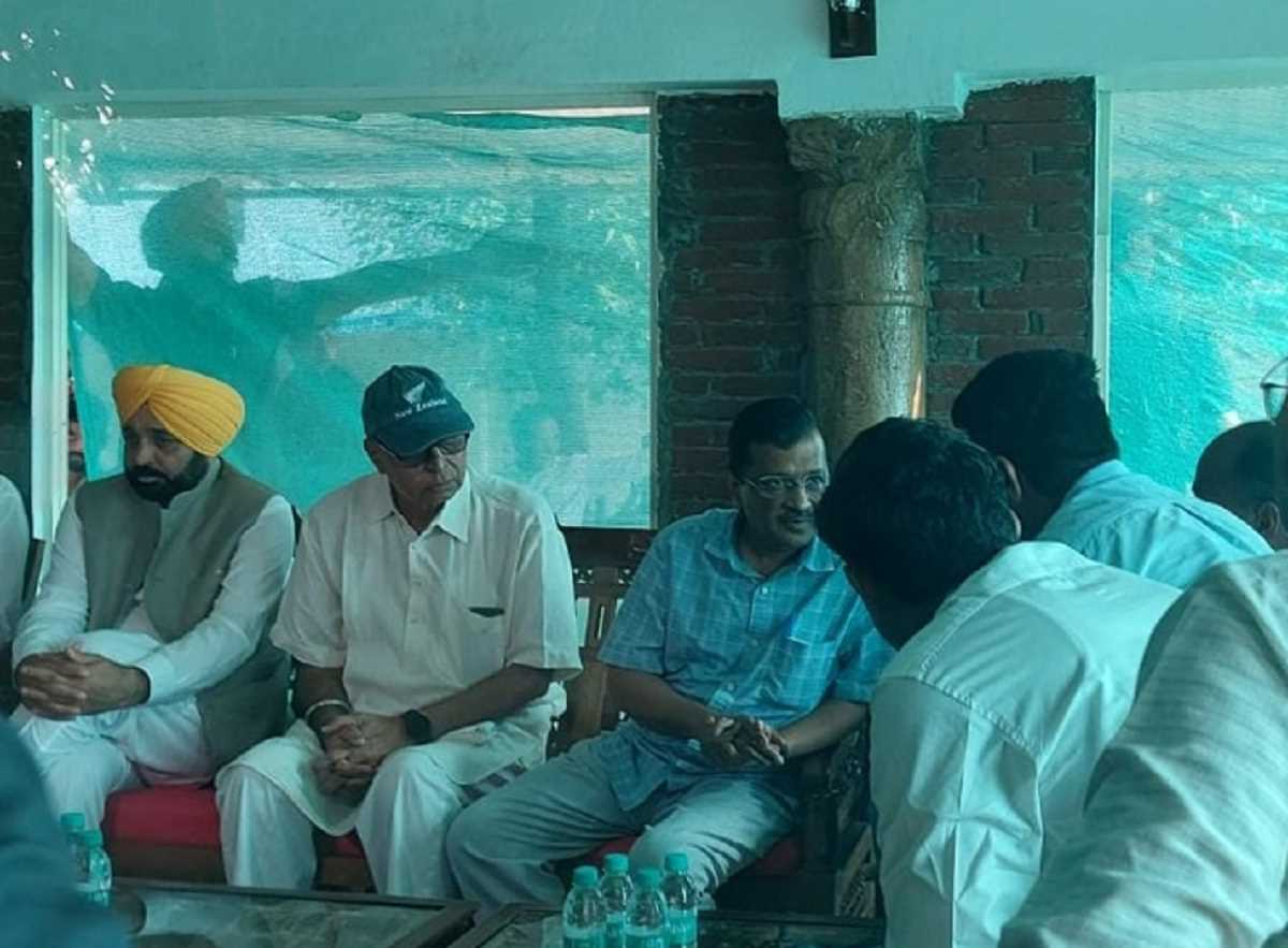 सोनाली फोगाट के परिवार से मिले दिल्ली मुख्यमंत्री अरविन्द केजरीवाल, पंजाब सीएम भी रहे मौजूद