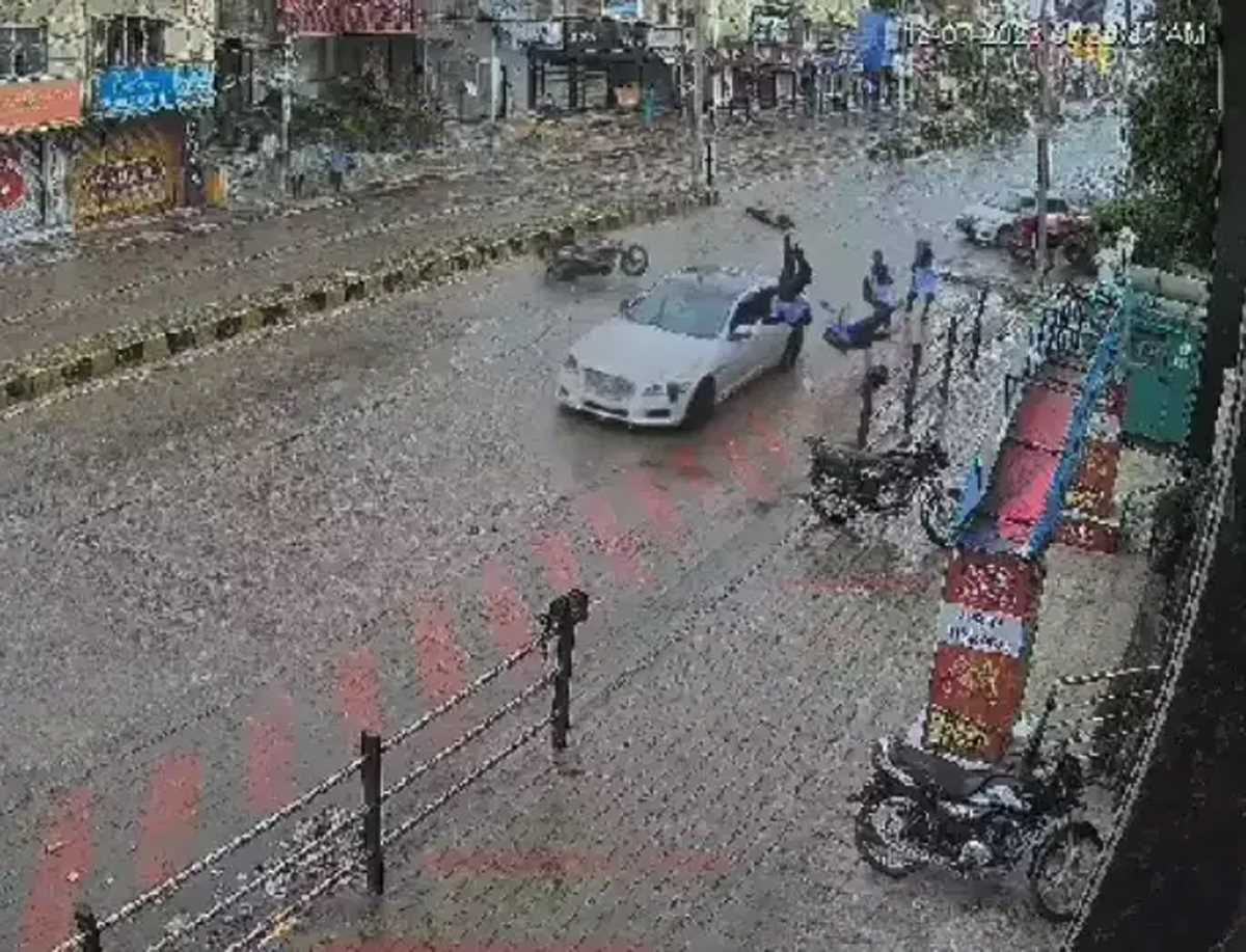 ﻿  कर्नाटक में तेज रफ्तार जगुआर ने छात्रा को मारी टक्कर, 15 फीट दूर गिरी लड़की