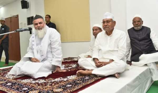 नीतीश ने दी इफ्तार पार्टी, कई दल के नेता भी पहुंचे