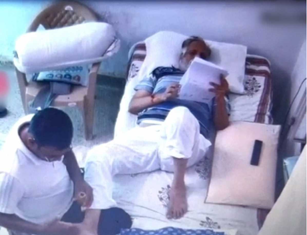 तिहाड़ जेल में फुल VIP ट्रीटमेंट के साथ मसाज कराते दिखे AAP मिनिस्टर सत्येंद्र जैन, चौंकाने वाला CCTV फुटेज