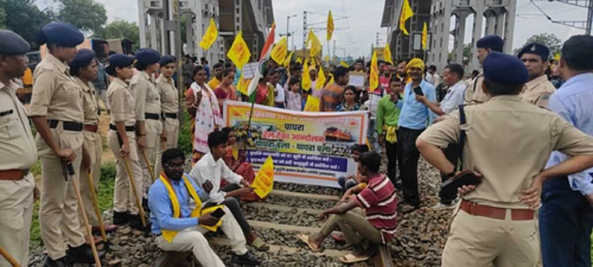 कलकत्ता हाईकोर्ट की रोक के बाद भी कुड़मी समाज के लोग झारखंड-ओडिशा में रेल पटरियों पर उतरे, कई ट्रेन प्रभावित कलकत्ता हाईकोर्ट की रोक के बाद भी कुड़मी समाज के लोग झारखंड-ओडिशा में रेल पटरियों पर उतरे, कई ट्रेन प्रभावित