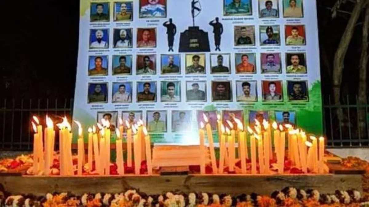 सीआरपीएफ ने पुलवामा हमले में शहीद जवानों को दी श्रद्धांजलि सीआरपीएफ ने पुलवामा हमले में शहीद जवानों को दी श्रद्धांजलि