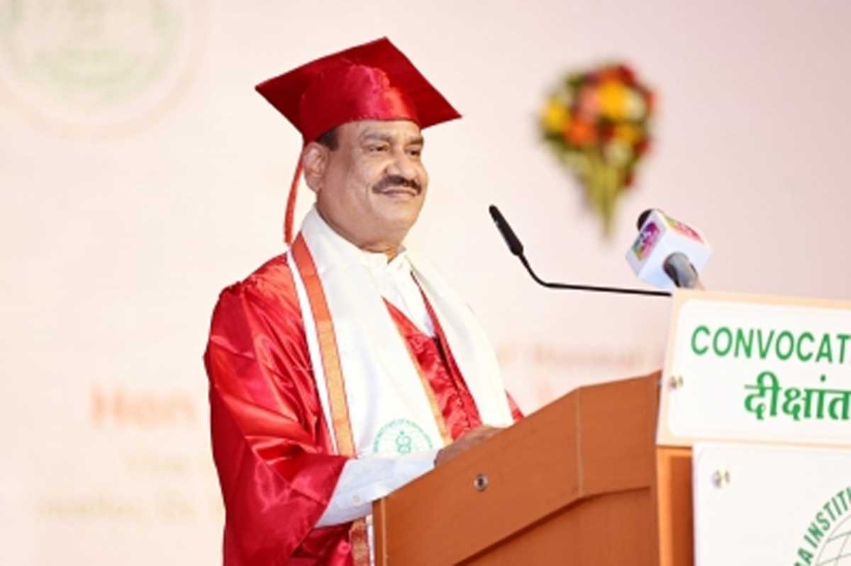 बिरला ने डॉक्टरों को जलवायु परिवर्तन से जुड़े विषयों का भी अध्ययन करने की दी सलाह