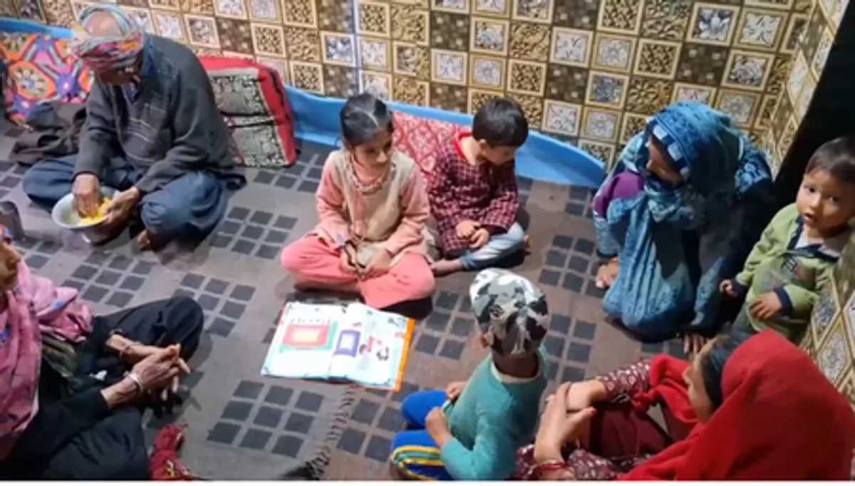 सेना की मदद से रौशन हुआ कश्मीर का सीमावर्ती सिमारी गांव सेना की मदद से रौशन हुआ कश्मीर का सीमावर्ती सिमारी गांव