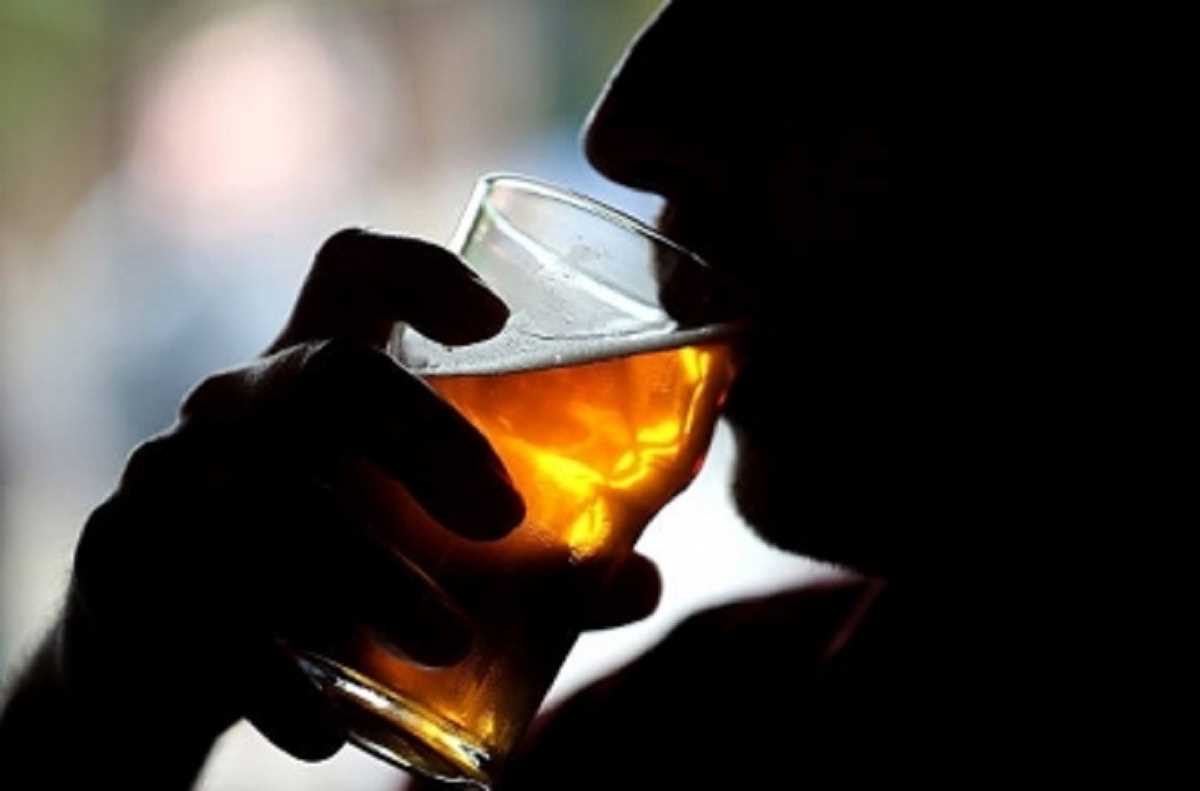 बिहार : जहरीली शराब पीने से मौत के मामले में थाना प्रभारी पर गिरी गाज, अब तक 126 गिरफ्तार