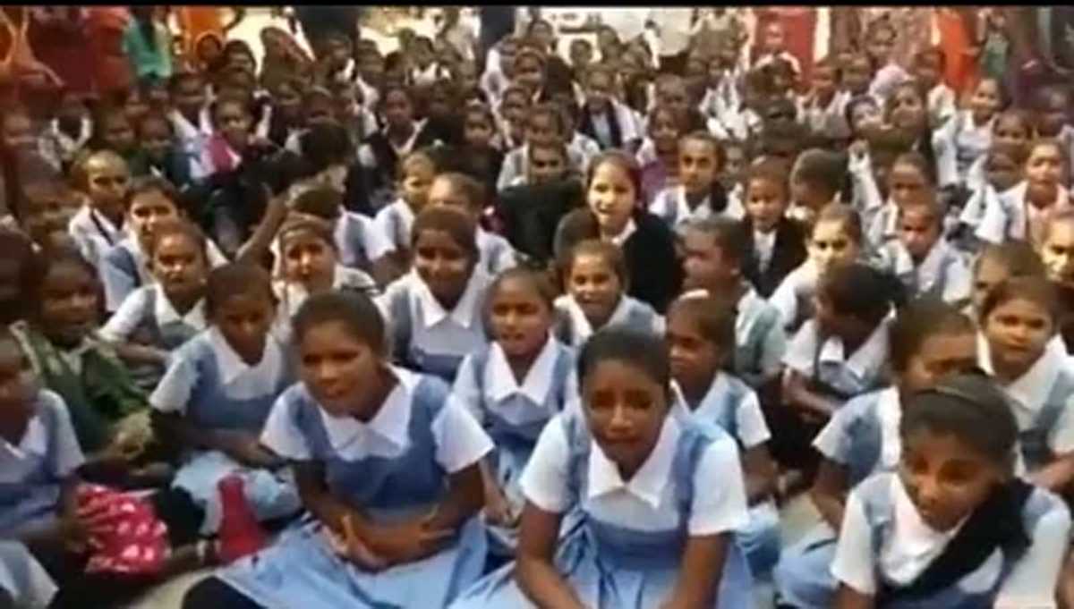 बच्चों को यूनिफॉर्म के साथ पेन, पेंसिल, कॉपी के लिए भी पैसा देगी यूपी सरकार