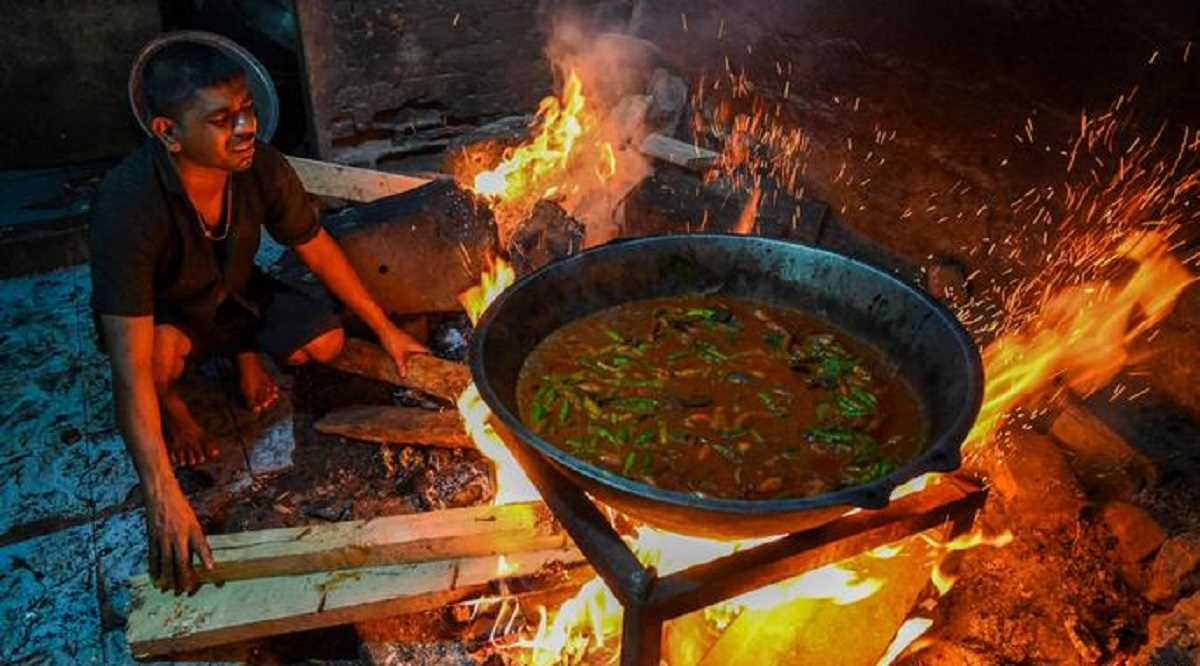 लकड़ी के चूल्हों की ओर लौट रहे हैं श्रीलंका के लोग
