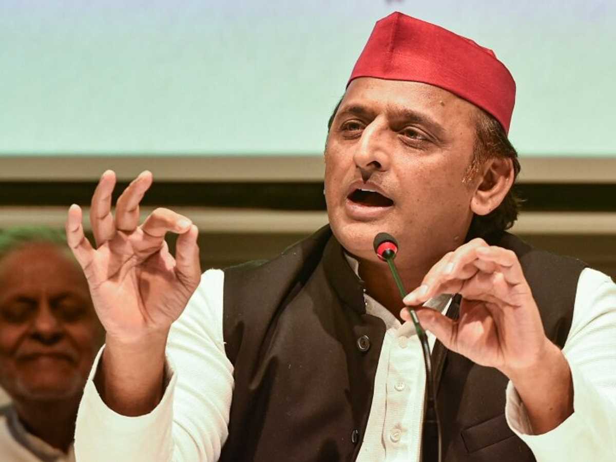 खराब सड़क को लेकर अखिलेश ने कसा तंज, यह मामला भी भाजपा सरकार रफ़ा-दफ़ा कर देगी