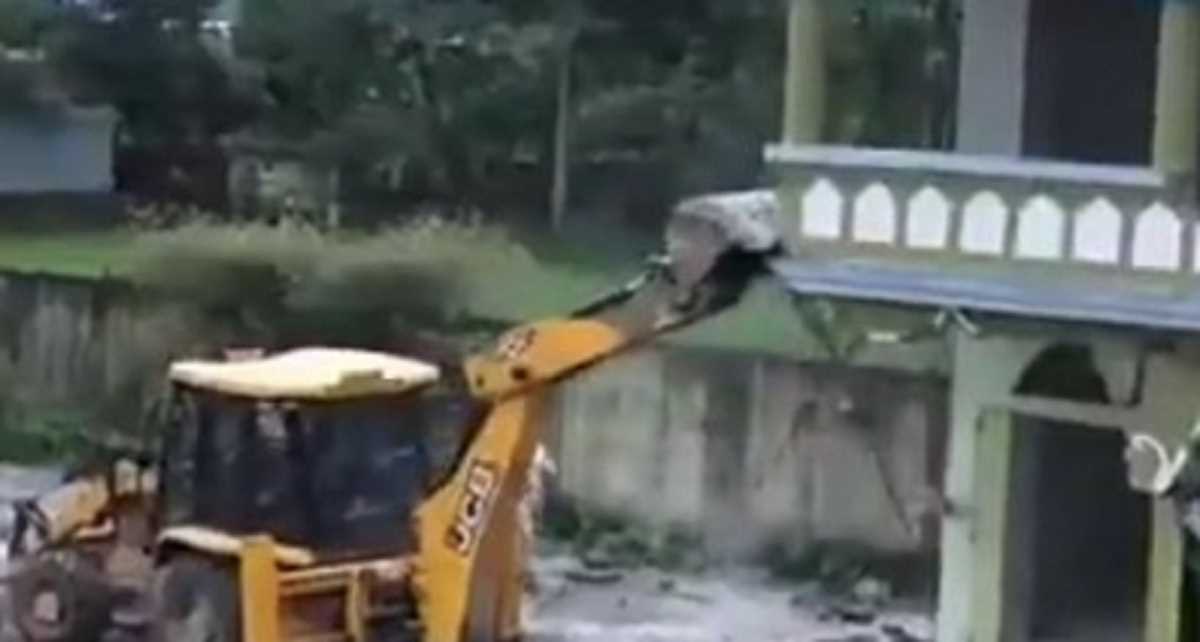 असम केमदरसे पर चला हिमंत सरकार का बुलडोजर, संदिग्ध आतंकी से जुड़ा है कनेक्शन असम केमदरसे पर चला हिमंत सरकार का बुलडोजर, संदिग्ध आतंकी से जुड़ा है कनेक्शन