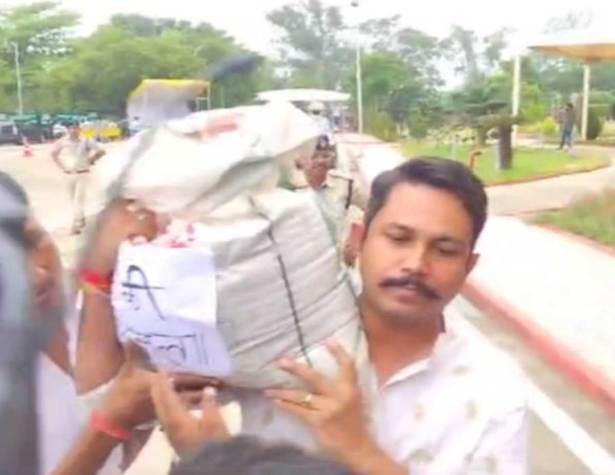 भोपाल : कांग्रेस विधायक मूंग की बोरी कंधे पर रखकर पहुंचे विधानसभा