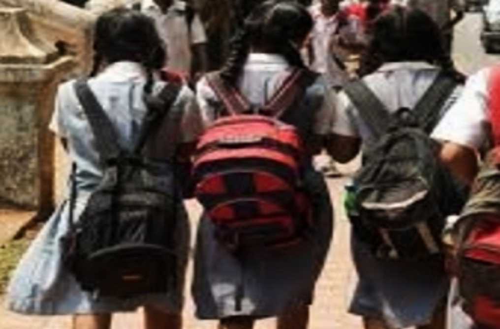 सार्वजनिक स्थानों पर स्कूल यूनिफॉर्म में बच्चों के प्रवेश पर लगाए प्रतिबंध UP के छात्रों को बंक मारना अब पड़ सकता है भारी