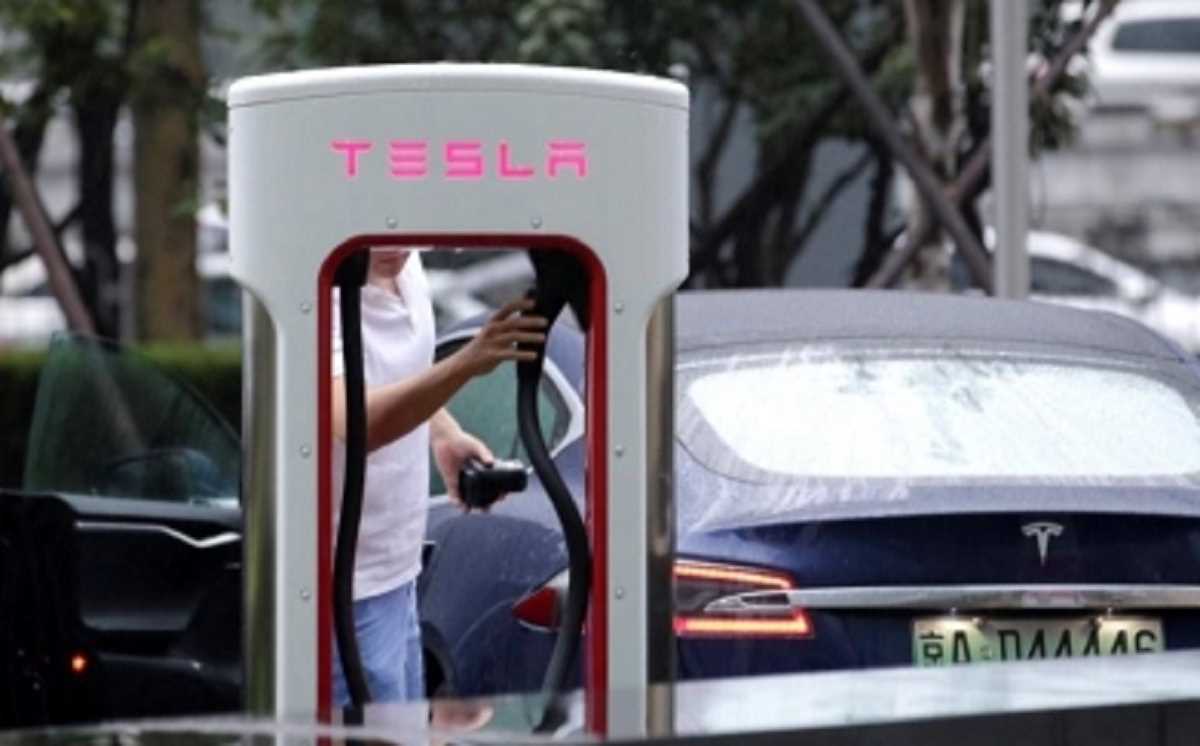 टेस्ला ने विश्व स्तर पर स्थापित किए 4 हजार ईवी सुपरचार्जर स्टेशन