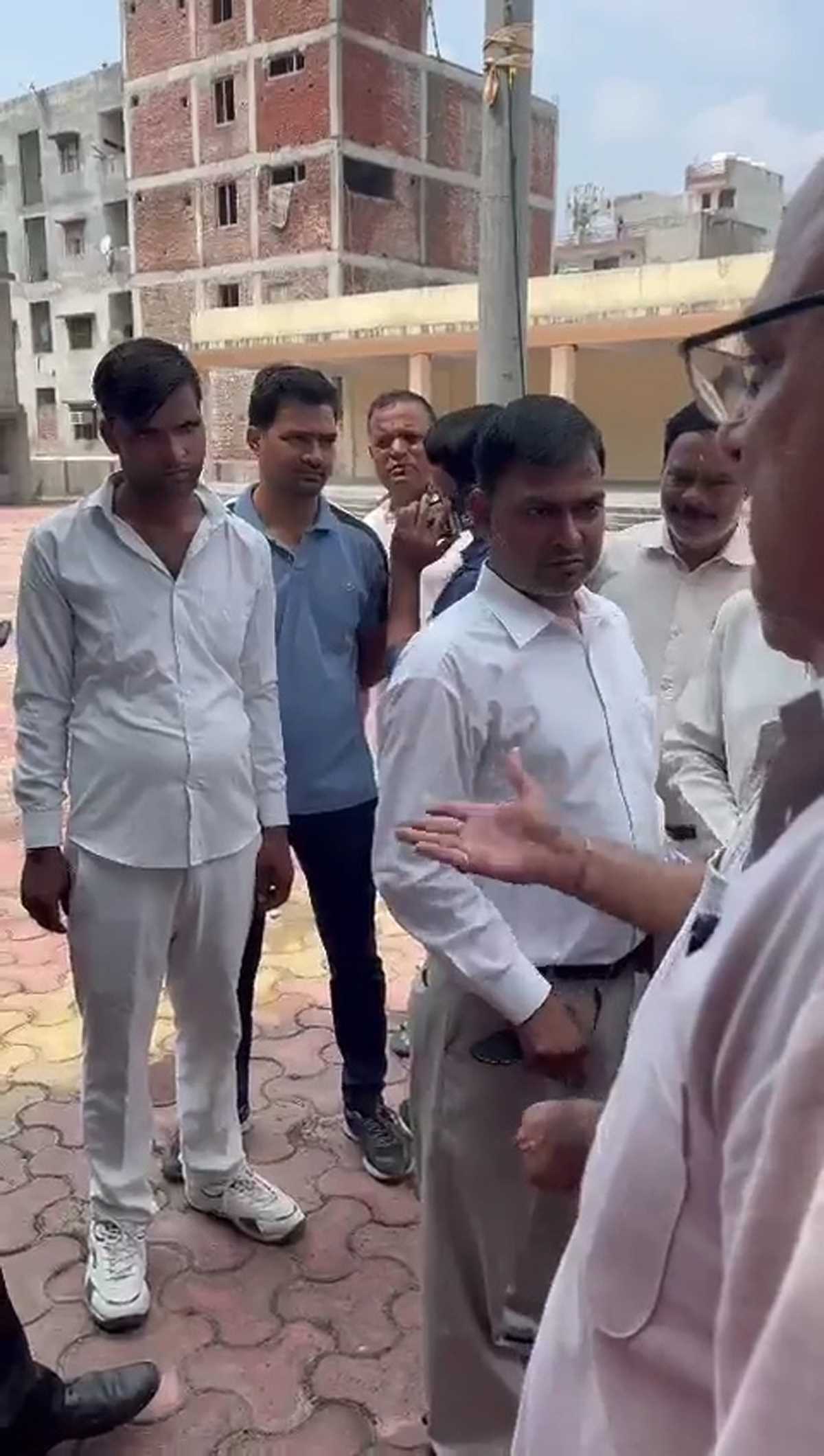 शराब पीकर कार्यक्रम में पहुंचे तहसीलदार को सीईओ ने किया सस्पेंड, वीडियो आया था सामने