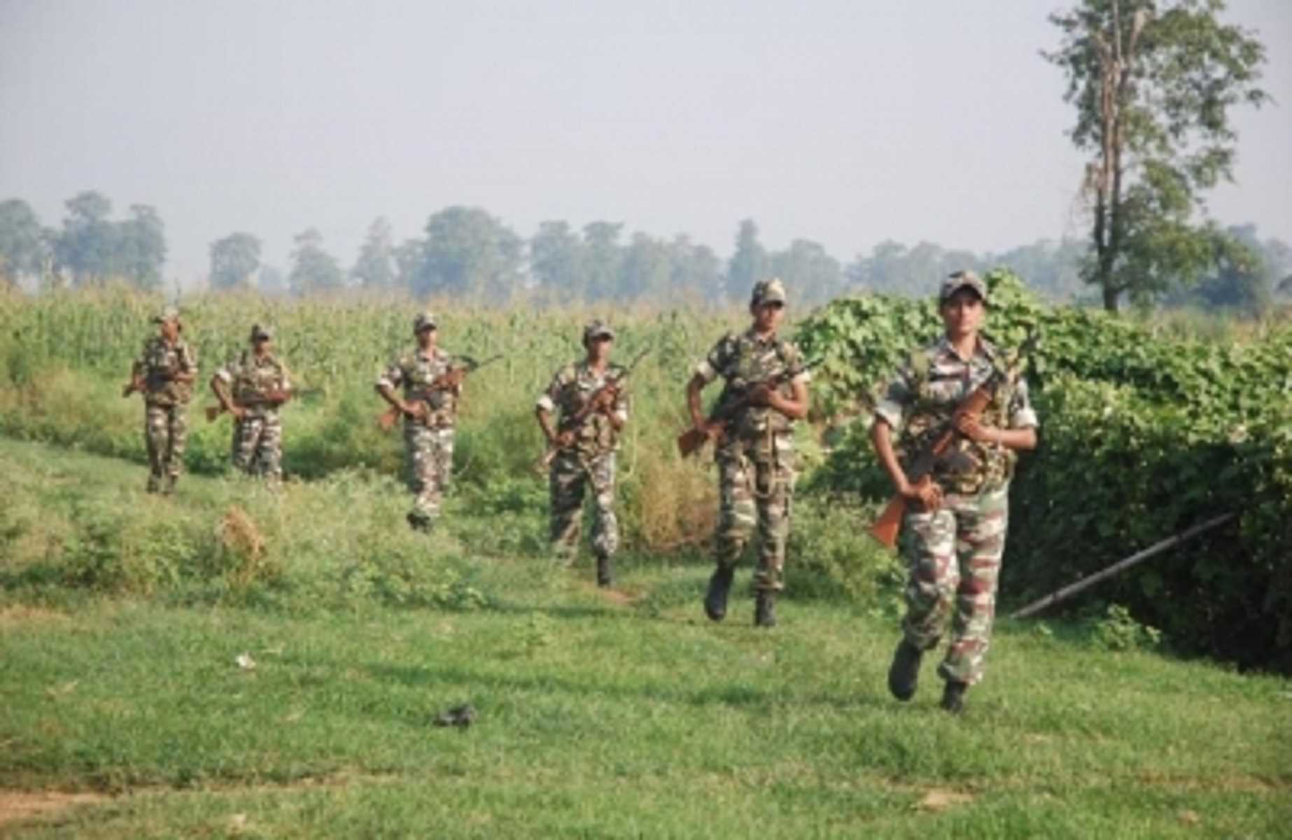 West bengal : सशस्त्र सीमा बल ने सीमा पर चार और बांग्लादेशी घुसपैठिए को पकड़ा