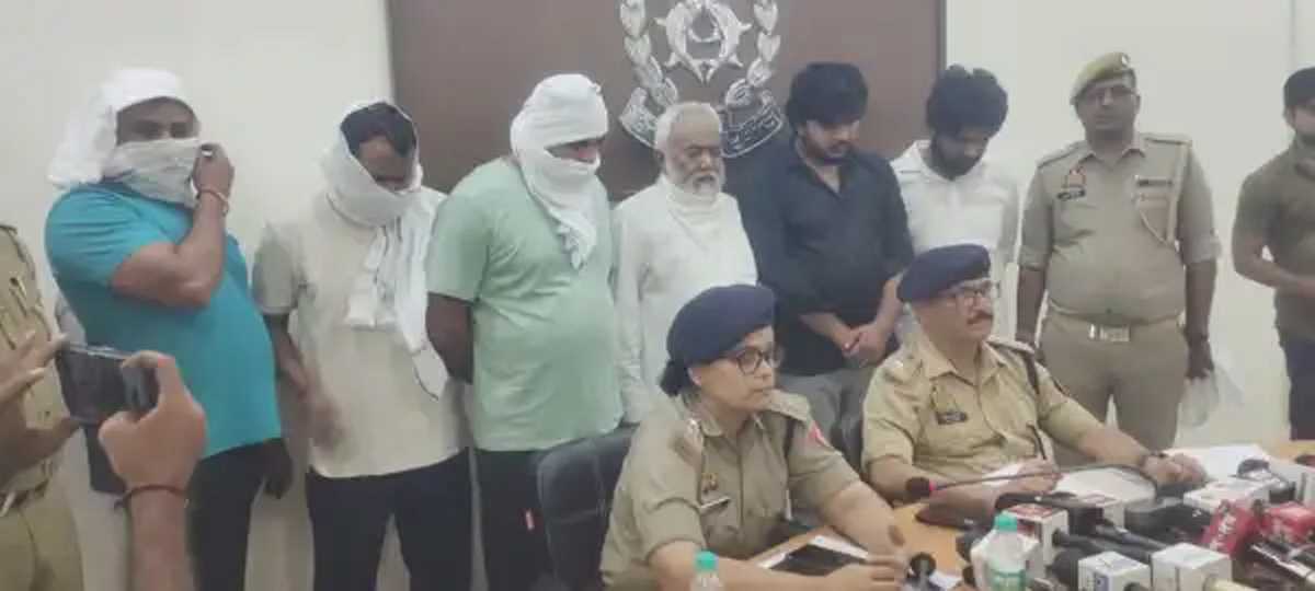 ठगी के मामले में उत्तर प्रदेश पुलिस के तीन कांस्टेबल और सपा नेता समेत छह गिरफ्तार