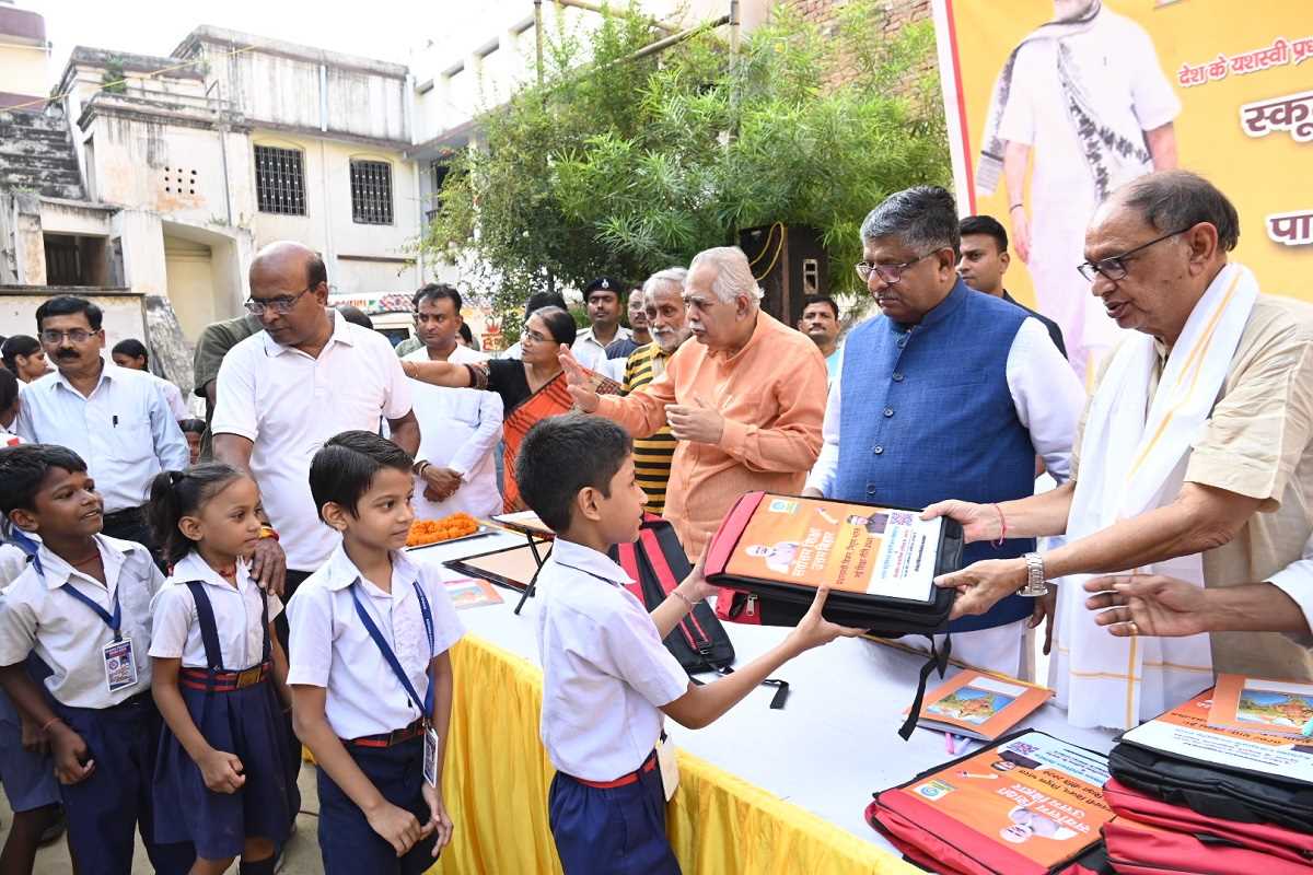 भाजपा सांसद रविशंकर प्रसाद ने पटना में छात्रों को बांटे स्कूल बैग और पाठ्य सामग्री