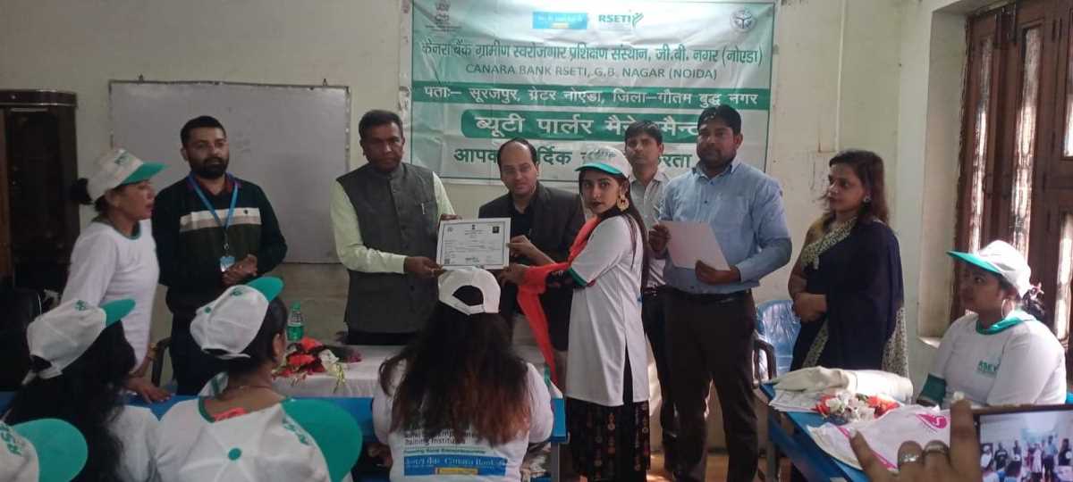 मुख्य विकास अधिकारी ने महिलाओं को बांटें प्रमाण पत्र