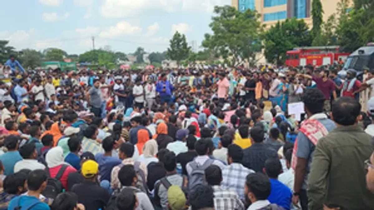 झारखंड में सीजीएल परीक्षा में ‘गड़बड़ी’ के खिलाफ अभ्यर्थियों ने जेएसएससी का दफ्तर घेरा झारखंड में सीजीएल परीक्षा में ‘गड़बड़ी’ के खिलाफ अभ्यर्थियों ने जेएसएससी का दफ्तर घेरा