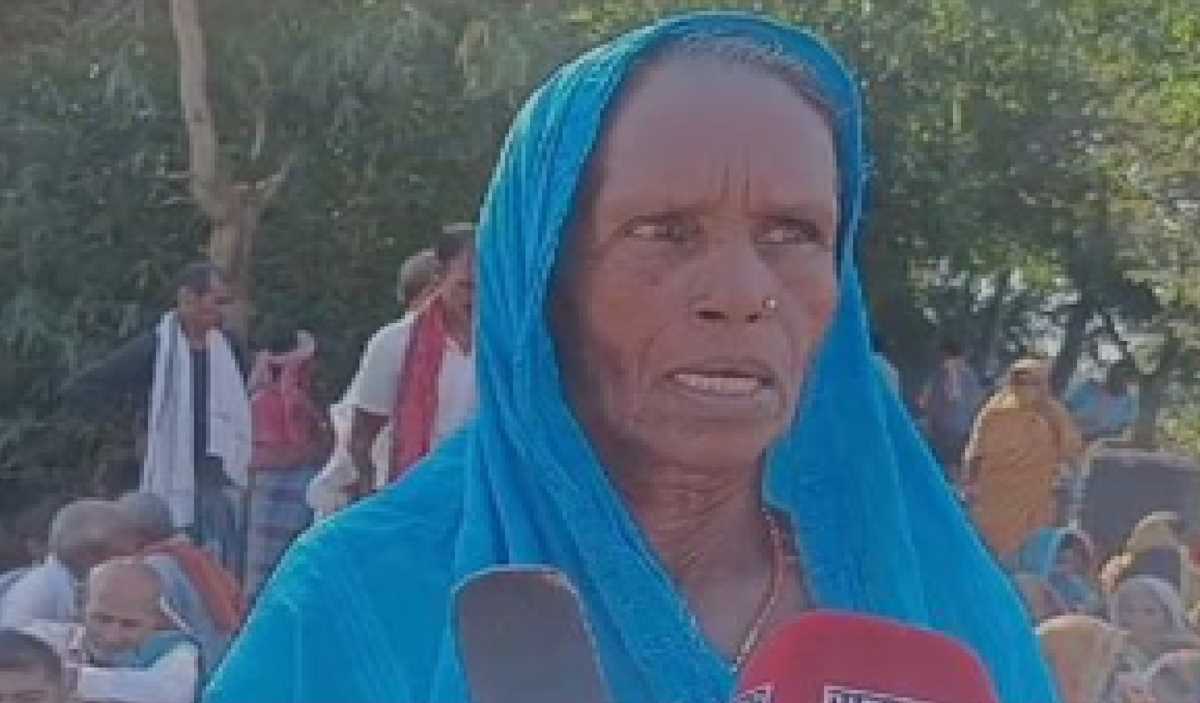 अंडरपास की मांग को लेकर ग्रामीणों ने किया प्रदर्शन