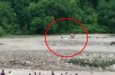 रामनगर में फिर बह गई कार, चार लोगों ने कूदकर बचाई जान रामनगर में फिर बह गई कार, चार लोगों ने कूदकर बचाई जान