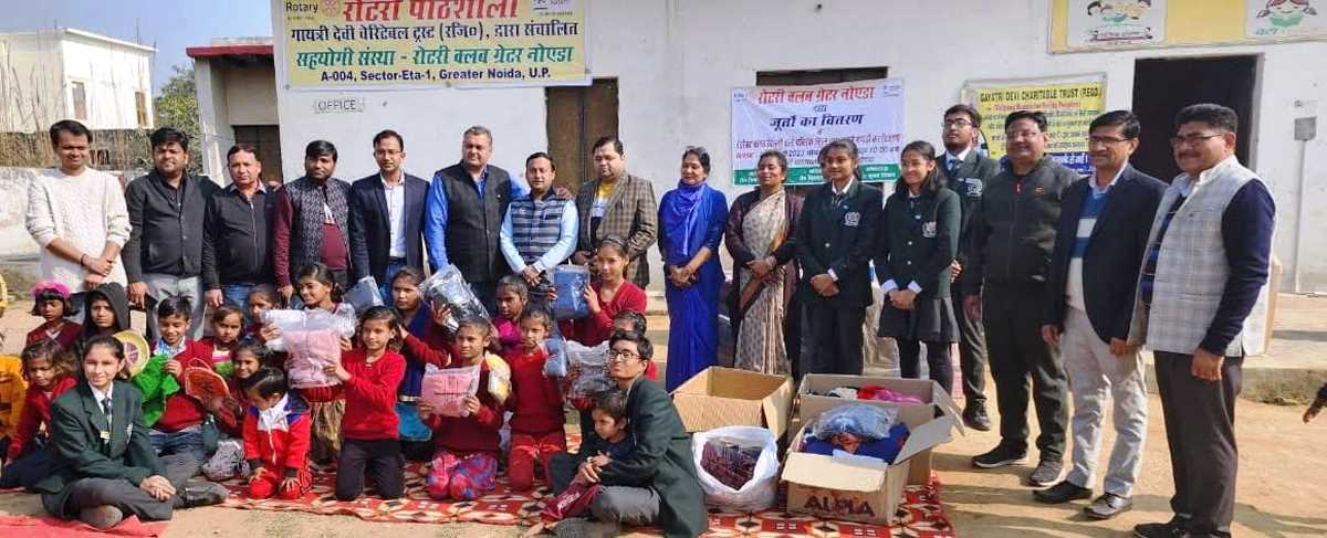 कपड़े व जूते पाकर खिल उठे गरीब बच्चों के चेहरे